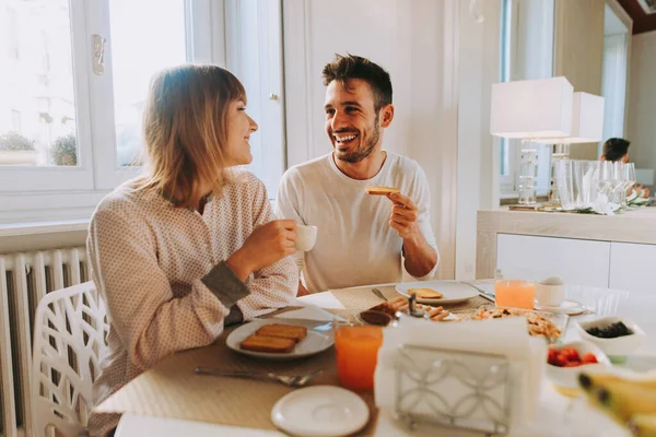 Dos Adultos Jóvenes Casa Hermosa Pareja Amantes Desayunando Por Mañana —  Fotos de Stock