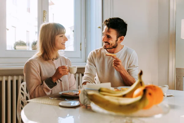 Dos Adultos Jóvenes Casa Hermosa Pareja Amantes Desayunando Por Mañana —  Fotos de Stock