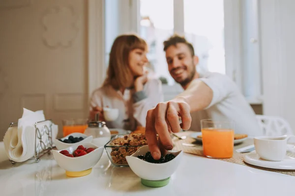 Deux Jeunes Adultes Maison Beau Couple Amoureux Prenant Petit Déjeuner — Photo