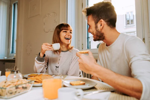 Dva Mladí Dospělí Doma Krásný Pár Milenců Snídá Ráno — Stock fotografie