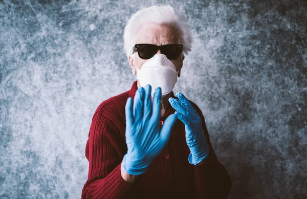 Velha Avó Proteger Infecção Por Coronavírus Com Luvas Médicas Máscara — Fotografia de Stock