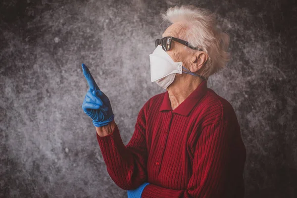 Old Grandmother Protect Herself Coronavirus Infection Medical Gloves Respirator Mask — Stock Photo, Image