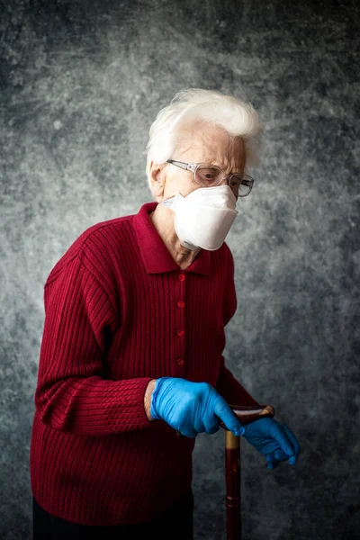 Vecchia Nonna Proteggersi Infezione Coronavirus Con Guanti Medici Maschera Respiratore — Foto Stock