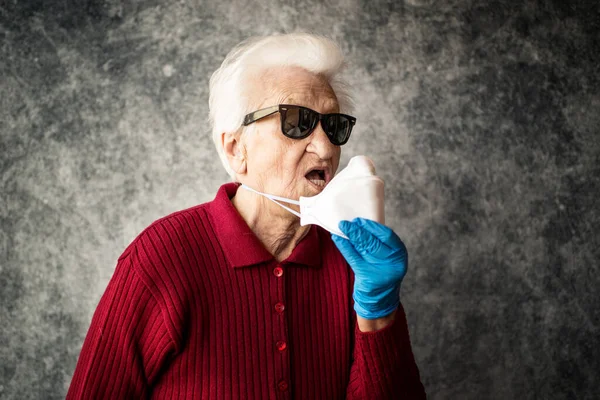 Oude Grootmoeder Beschermt Zichzelf Tegen Coronavirus Infectie Met Medische Handschoenen — Stockfoto