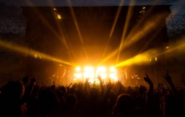 Konserde kalabalık parti veriyor - Bir etkinlikte eğlenen insanların Moltitude 'u, arka planda flaş ışığı ve konfeti