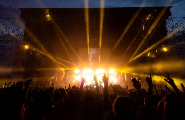 Crowd Fest Konserten Moltitude People Having Fun Event Strobe Lights — Stockfoto