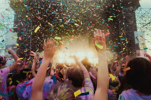 在音乐会上举行聚会的人群 在活动中玩乐的人的情绪化 背景中的闪光灯和彩灯 — 图库照片