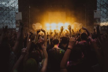 Konserde kalabalık parti veriyor - Bir etkinlikte eğlenen insanların Moltitude 'u, arka planda flaş ışığı ve konfeti