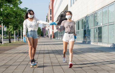 Coronavirus tecridinden sonra iki Asyalı kız dışarıda eğleniyor.