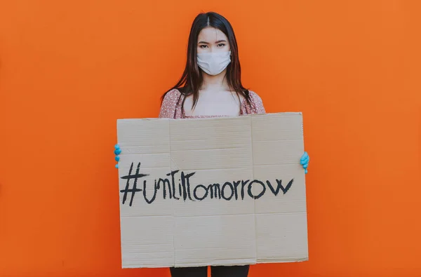 Fiatal Nők Kint Biztonsági Maszkban Bannerek Megjelenítése Kovával19 Legnépszerűbb Hashtagek — Stock Fotó