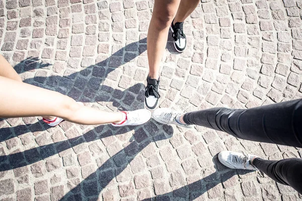 Gruppo Ragazze Asiatiche Che Escono Dopo Quarantena Durante Periodo Coronavirico — Foto Stock