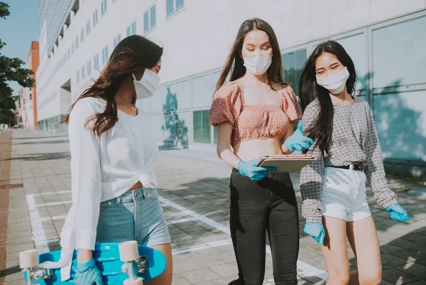 Grupo Meninas Asiáticas Saindo Após Quarentena Durante Período Coronavírus Jovens — Fotografia de Stock