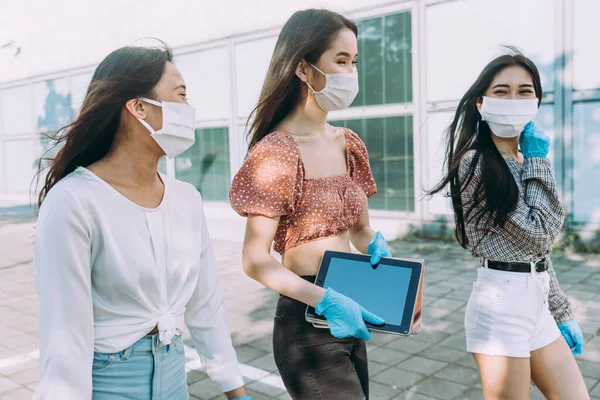 Grupo Meninas Asiáticas Saindo Após Quarentena Durante Período Coronavírus Jovens — Fotografia de Stock