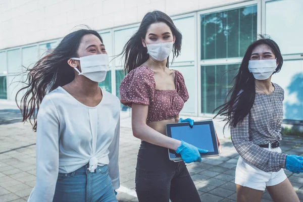 Grupo Meninas Asiáticas Saindo Após Quarentena Durante Período Coronavírus Jovens — Fotografia de Stock