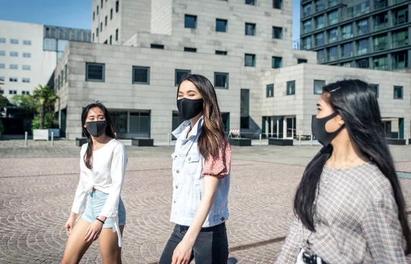 Skupina Asijských Dívek Karanténě Během Období Koronaviru Mladé Ženy Venku — Stock fotografie