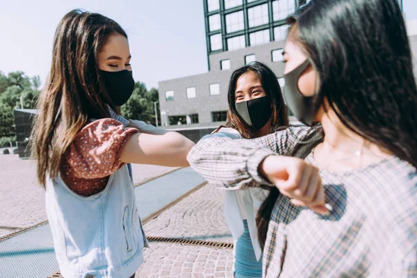 一组亚洲女孩在验尸期间进行检疫后外出 戴安全面具的女青年 — 图库照片