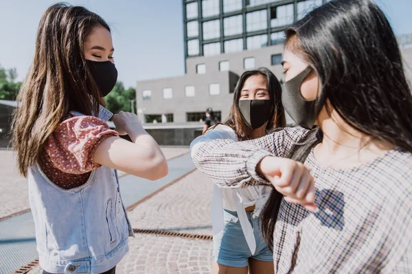 Grupo Chicas Asiáticas Saliendo Después Cuarentena Durante Período Coronavirus Mujeres — Foto de Stock