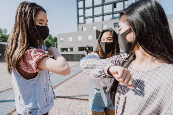 Grupo Chicas Asiáticas Saliendo Después Cuarentena Durante Período Coronavirus Mujeres —  Fotos de Stock