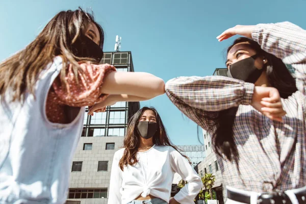 Grupo Meninas Asiáticas Saindo Após Quarentena Durante Período Coronavírus Jovens — Fotografia de Stock