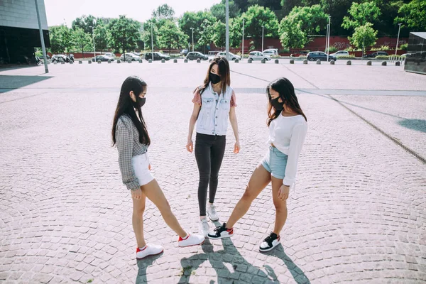 Группа Азиатских Девочек Выходит После Карантина Период Коронавируса Молодые Женщины — стоковое фото