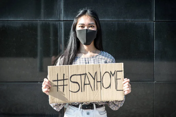 Jovens Mulheres Livre Com Máscaras Segurança Mostrando Banners Com Covid19 — Fotografia de Stock