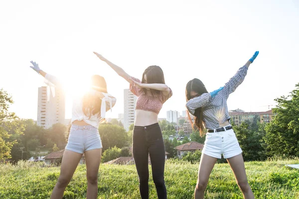 코로나 바이러스가 검역을 밖으로 아시아 소녀들의 그룹입니다 실외에 마스크를 여자들 — 스톡 사진