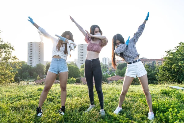 Gruppo Ragazze Asiatiche Che Escono Dopo Quarantena Durante Periodo Coronavirico — Foto Stock