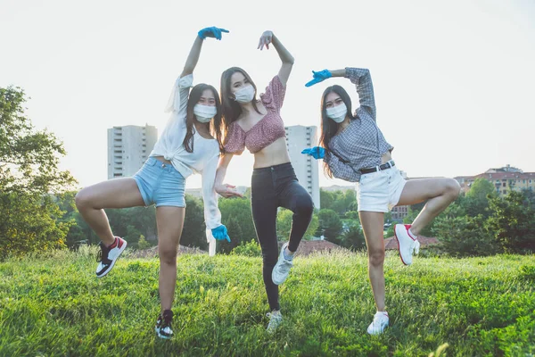 Skupina Asijských Dívek Karanténě Během Období Koronaviru Mladé Ženy Venku — Stock fotografie