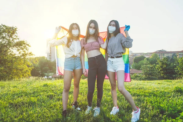 Gruppo Ragazze Asiatiche Che Escono Dopo Quarantena Durante Periodo Coronavirico — Foto Stock