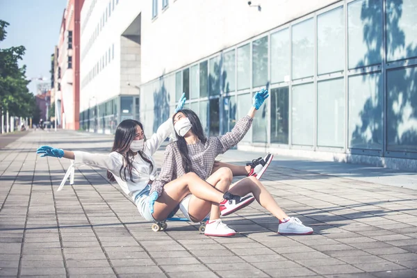 两个亚洲女孩在被封锁后在户外玩得很开心 — 图库照片