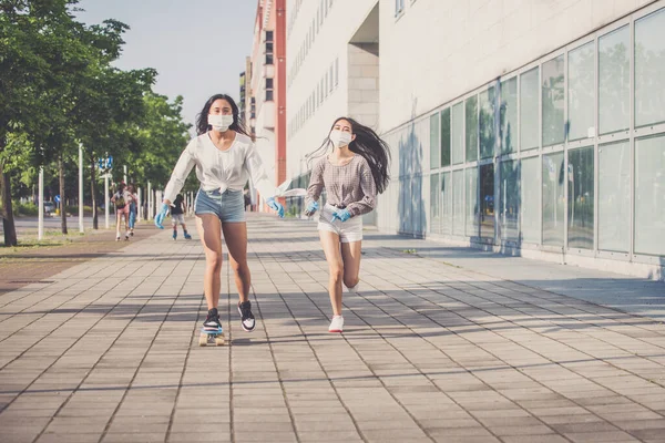 Two Asian Girls Having Fun Outdoor Coronavirus Lockdown — Stock Photo, Image