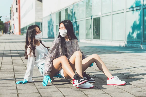 Két Ázsiai Lány Szórakozik Szabadban Koronavírus Lezárása Után — Stock Fotó