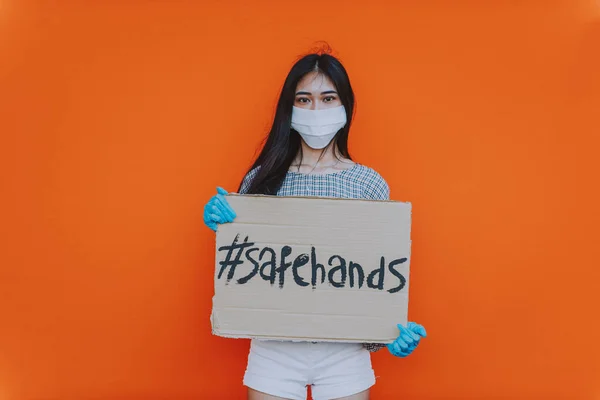 Jovens Mulheres Livre Com Máscaras Segurança Mostrando Banners Com Covid19 — Fotografia de Stock