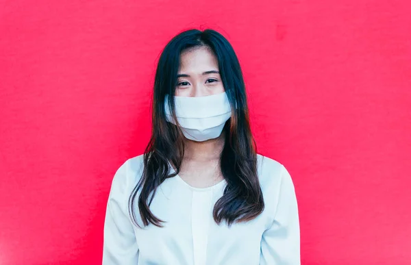 Chica Asiática Saliendo Después Cuarentena Durante Período Coronavirus Mujer Joven —  Fotos de Stock