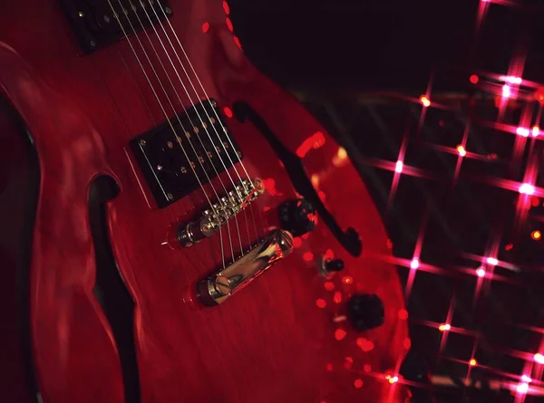 Cuerpo Guitarra Eléctrica Semi Acústica Roja Con Luces Bokeh Fondo — Foto de Stock