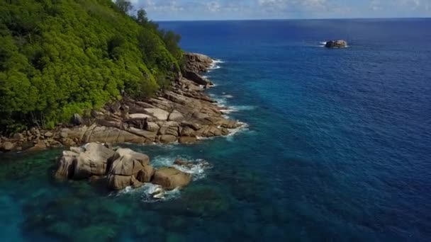 Cennet Mahe Adası 'ndaki kayalıklara Secyhelles dalgaları vuruyor. — Stok video