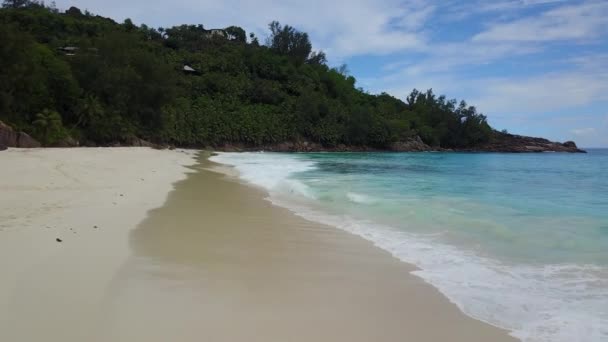 Buena vista a lo largo de la playa de Seychelles takamaka con olas limpias del océano Índico y plantas 4K Filmación — Vídeo de stock