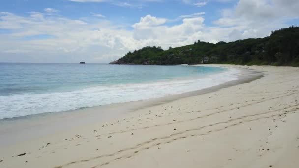 Drone vliegen langs het strand in tropisch Seychellen Mahe eiland 4k — Stockvideo