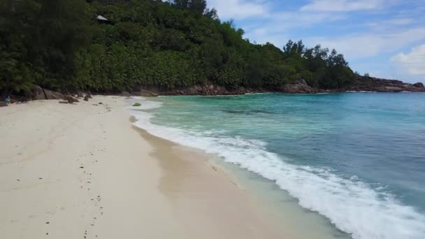 Increíble vista a lo largo de la playa de Seychelles takamaka con olas limpias del océano Índico y plantas 4K Filmación — Vídeos de Stock