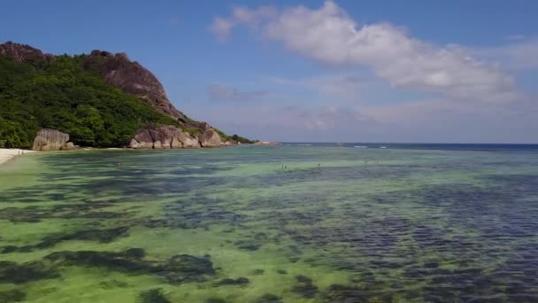 Atemberaubende Landschaft in synny day at la digue mit anse dargent seychellen Inseln 4k — Stockvideo