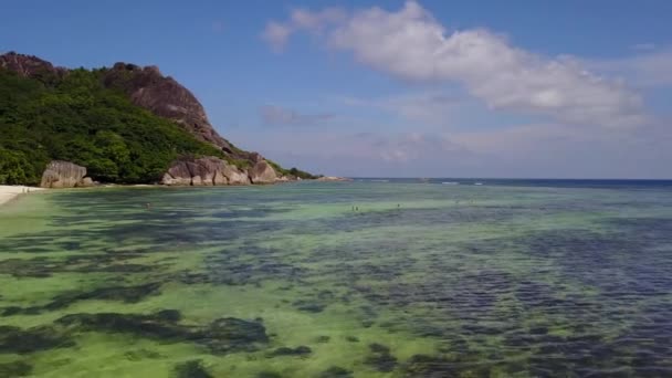 Pemandangan luar biasa di hari yang indah di La Digue dengan pulau-pulau Seychelles yang lebih gelap 4K — Stok Video