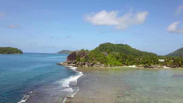 Le long de la belle île déserte dans l'océan Indien Seychelles laver par de hautes vagues images 4K — Video