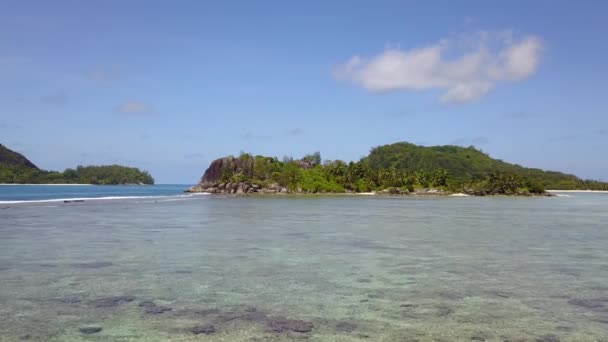 Caméra va wery près de l'eau en direction de l'île inhabitée dans l'océan Indien Seychelles 4K images fantastiques 