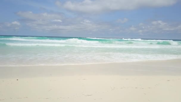 Imágenes fantásticas desde un ángulo bajo mientras las olas lavan la costa al oeste de la isla de Hawaii. Día soleado 4K metraje — Vídeos de Stock