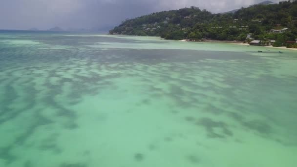 Fantástica vista sobre un océano con agua súper limpia. Hay muchas islas en Horison 4K — Vídeos de Stock