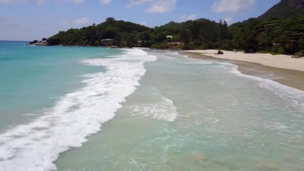 Stora vågor tvätta stranden av ön i Indiska oceanen Drönaren rör sig framåt och öppna sin otroliga utsikt 4k — Stockvideo
