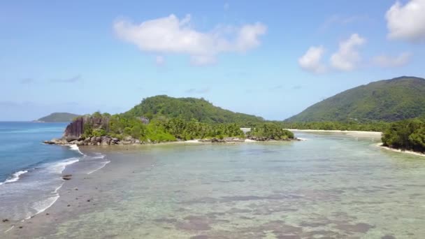 İnsansız hava aracı okyanustaki ıssız bir adanın yakınında uçar ve 4K dalgalarıyla yıkanır. — Stok video
