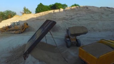 Kazıyıcı kum malzemelerini Kanyon 4K görüntülerindeki kamyona yüklüyor.