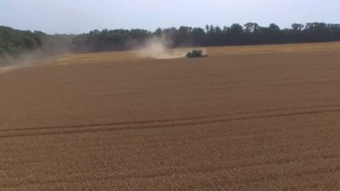 Drone, 4k alanının başka bir köşesinden hasatçıya doğru uçuyor.
