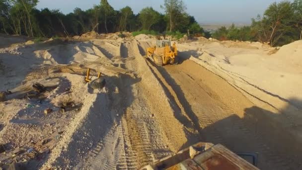 Grader coupe une route à travers la forêt 4K — Video